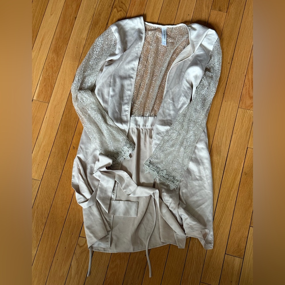 Champagne Lace Robe - Picture 5 of 10